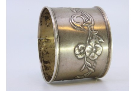 Argola de guardanapo em prata com motivos florais relevados  e friso na envolvência.